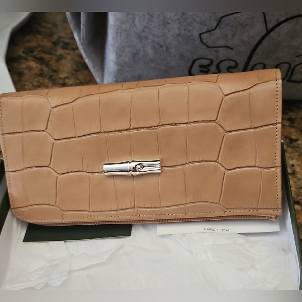 Longchamp Roseau wallet/Gray Felt Wallet Insert
With Silvertone Crossbody Chain
